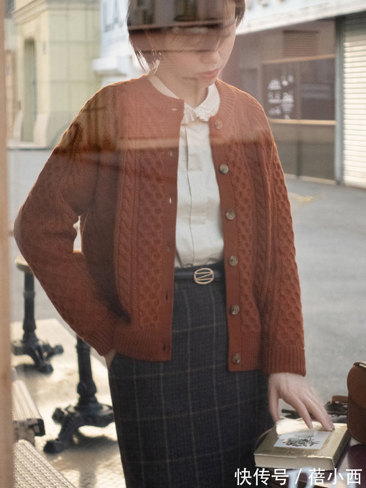 早冬|早冬如何穿才优雅?搭配组合“针织开衫+半身裙”,内搭外穿都美