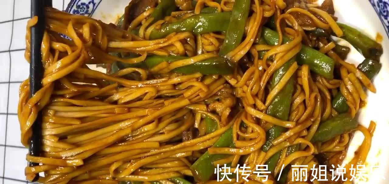 家常版豆角焖面，鲜嫩味美营养丰富，做法简单比拌面好吃数倍