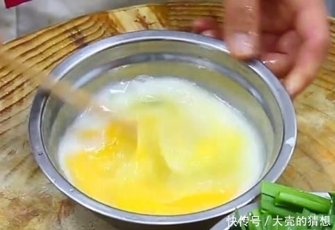 30年大厨教你炒蛋最正宗做法，鸡蛋里别放盐，加它鸡蛋又鲜又嫩滑