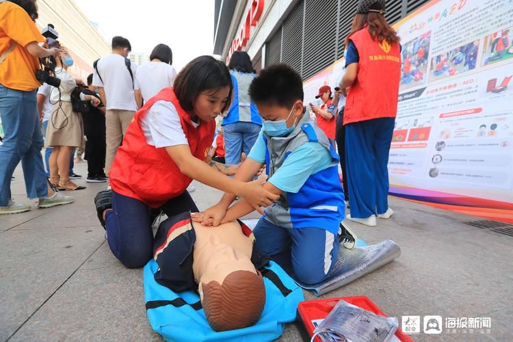青岛星火亦燃志愿者服务队|CPR心肺复苏、AED除颤仪使用 青岛这场急救公益路演值得一看