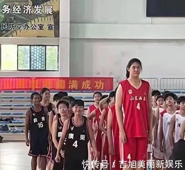 奥尼尔|吃什么长大的？山东14岁女孩身高226cm，直追姚明：出自篮球世家