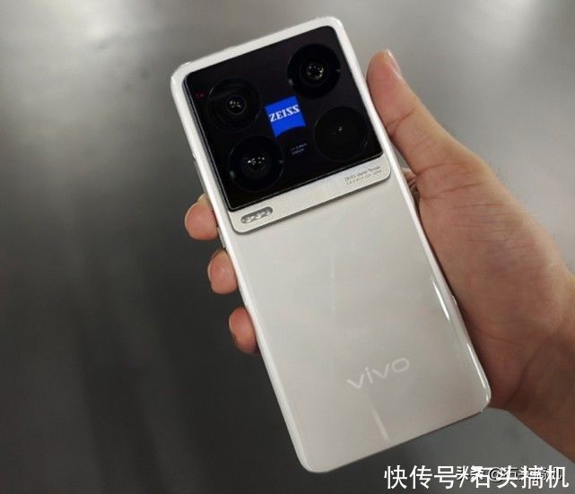 蓝标|vivo X70 Pro+真机曝光！相机模组巨大，蔡司蓝标太违和