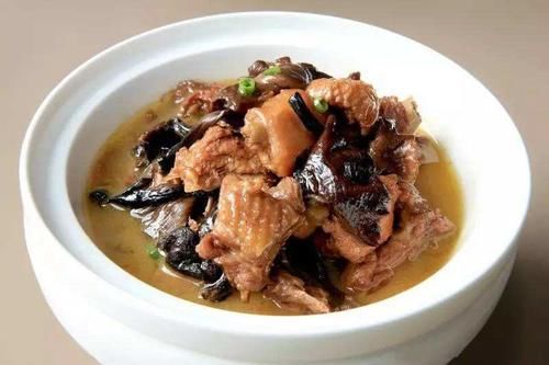  鸡肉|小鸡炖蘑菇怎么做才好吃？记住先焯一下再炒，美味好吃