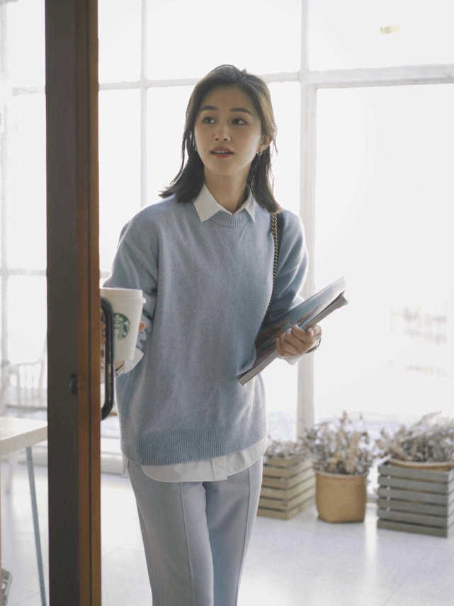 毛衣|秋冬季,“薄荷色”毛衣火了,搭配上白色半身裙温柔优雅,超洋气