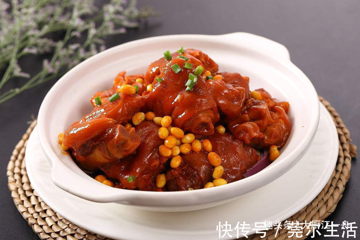 小窍门|炖猪蹄时,牢记“3不放”的小窍门,猪蹄Q弹软烂,好吃不油腻
