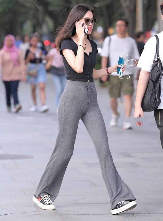 黑色单排扣短T满满少女感,拖地裤垂感十足,这身搭配真时尚