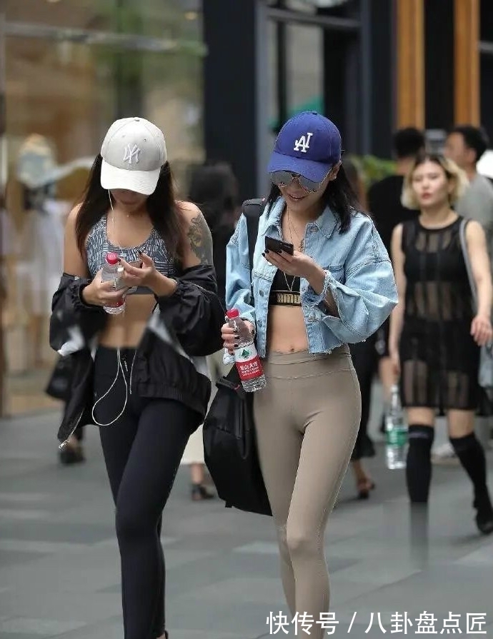 打底裤 同行的打底裤两姐妹，小粗腿完全沦为了背景！