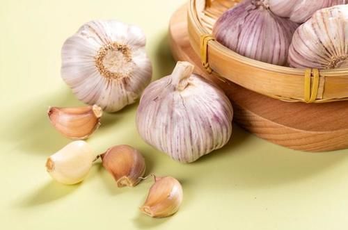 日常生活中|高血压人群不能吃大蒜吗？提醒：若想稳住血压，这5种食物要少吃