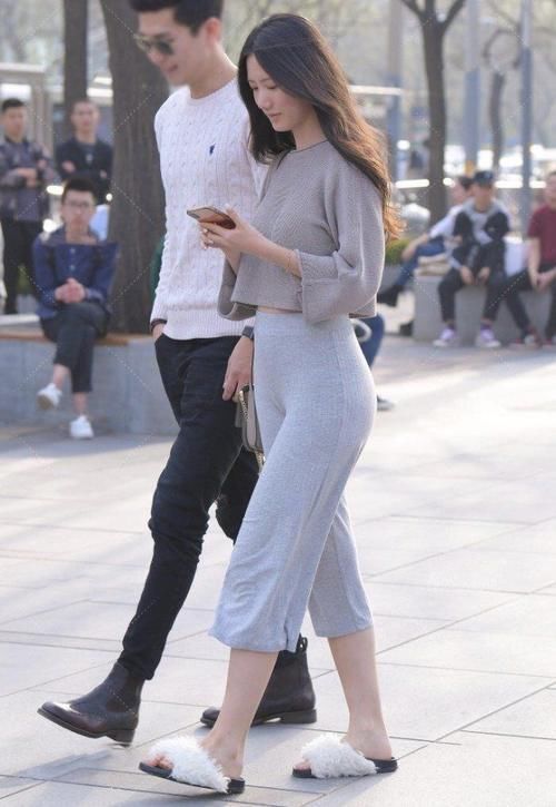 上衣 修身上衣突显优雅感,7分瑜伽裤也能穿出休闲风格,凉拖更是俏皮