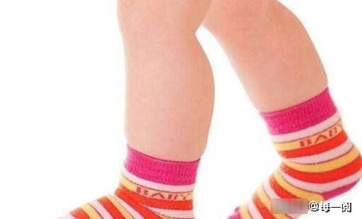 袜子|宝宝睡觉可不可以穿袜子，这些做法很重要，聪明的宝妈都记下了