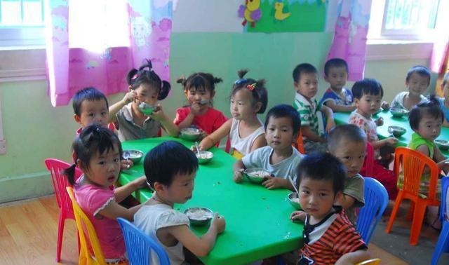 老师|儿子去上幼儿园,宝爸在包里放了根录音笔,回家听完后脸色很难看