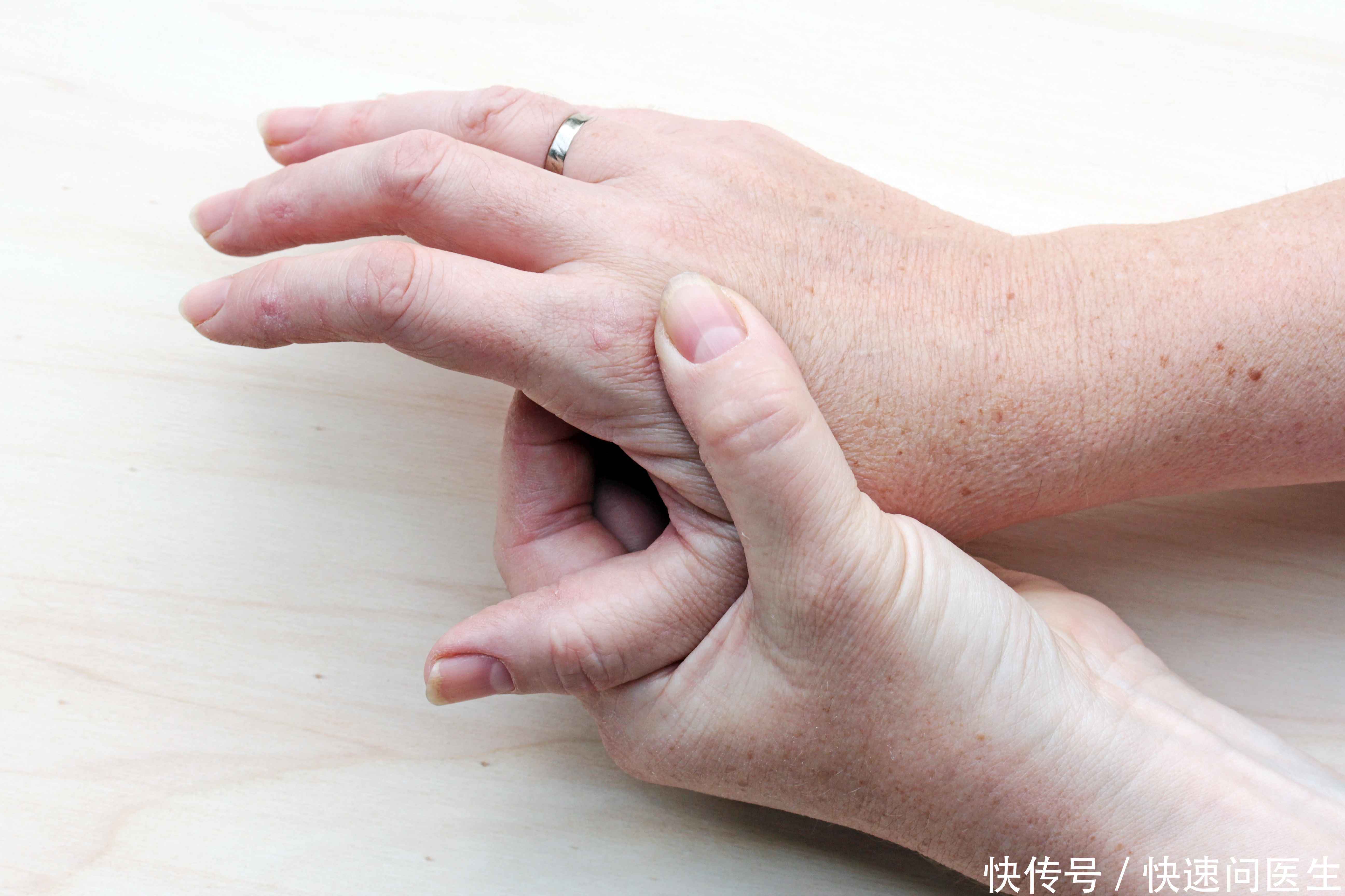 手指近期反复出现麻木症状？提醒：多半与3种病有关，别不当回事