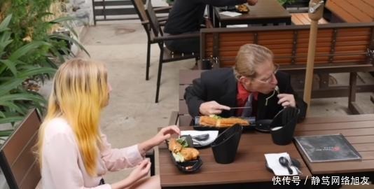 这组老外吃油条火了,把油条吃出了“你们吃不起”的感觉我是服的