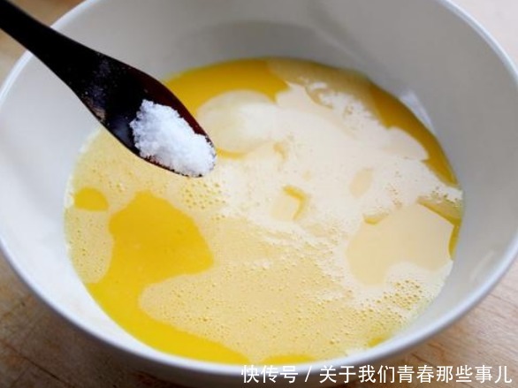 蒸鸡蛋时，常犯3个错误，学会3个技巧，保证嫩滑细腻，光滑无蜂窝
