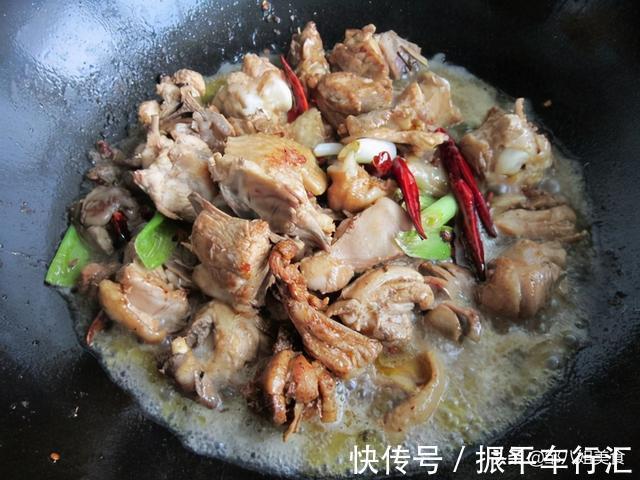 大葱段|做炖鸡时,不要只会焯水,记住两个窍门,鸡肉软嫩不柴,还很入味