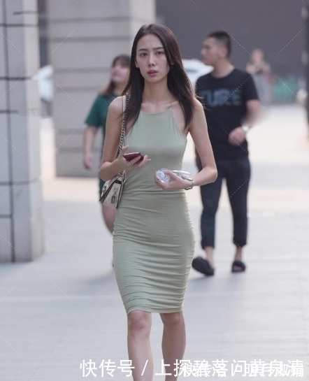 帆布鞋 嫌弃裙子不透气,特意在衣服背面“剪一刀”,全身透气都靠它