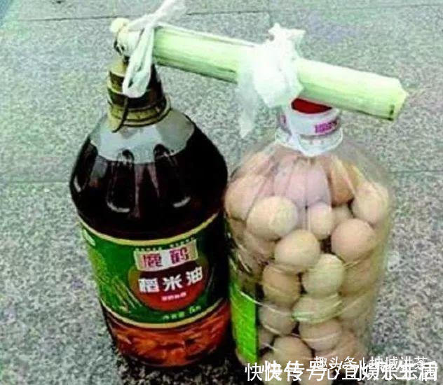 油桶|油桶里的鸡蛋原来是这么放进去的,长知识了,怪不得鸡蛋不会碎