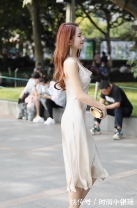绸缎|一袭米白色绸缎连衣裙,轻轻一笑太撩人