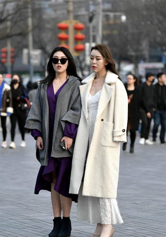 黑色高跟鞋搭配连衣裙,整体的穿搭十分有格调