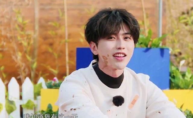 b《奔跑吧》：他们变成了“兵马俑”，抛开偶像包袱到底有多嚣张？