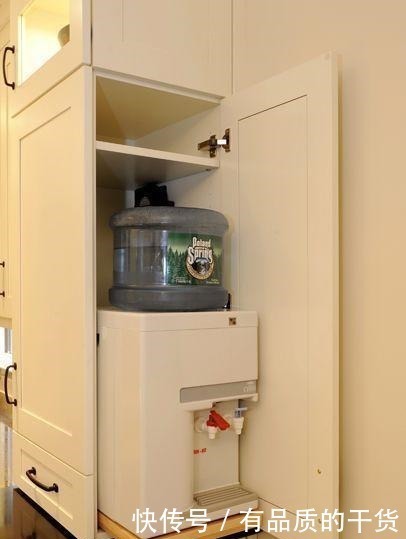 饮水机|我当初怎么没想到,柜子下多加1块小抽板,专门拿来放小厨电超赞!