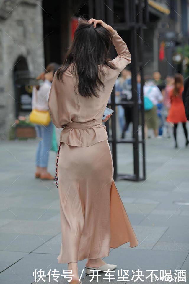 藕粉色宽松长款连衣裙,举止优雅,有气质