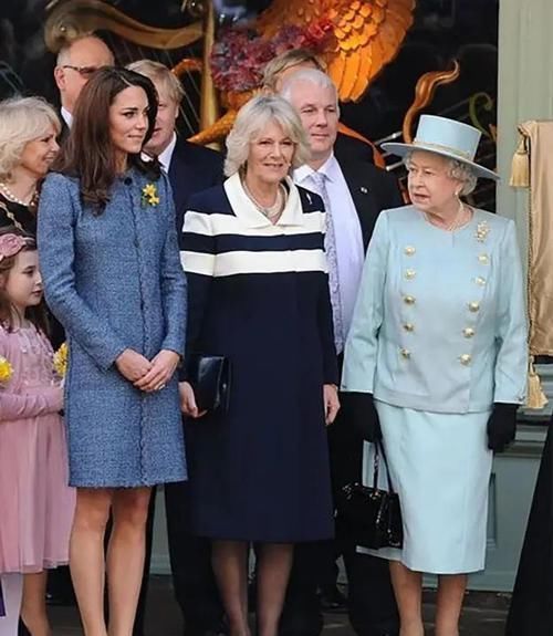 72岁卡米拉比94岁英女王怕冷,女王光腿她穿长靴,小22没女王年轻