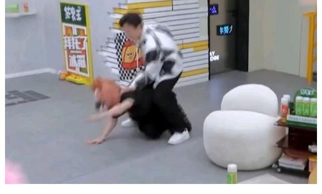 前因后果|王嘉爾當(dāng)馬被張彬彬騎引眾怒，現(xiàn)在的綜藝節(jié)目內(nèi)容設(shè)定沒有底線