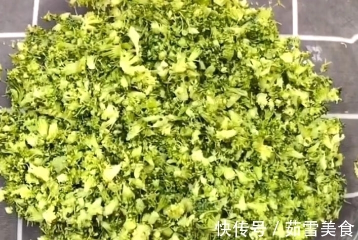 有营养但很简单，学会做西兰花早餐饼，让孩子的早餐再不勉强