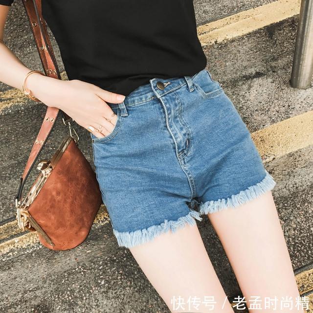 阔腿 时尚的毛边设计,简约的牛仔短裤,彰显女生的性感,凸显大长腿