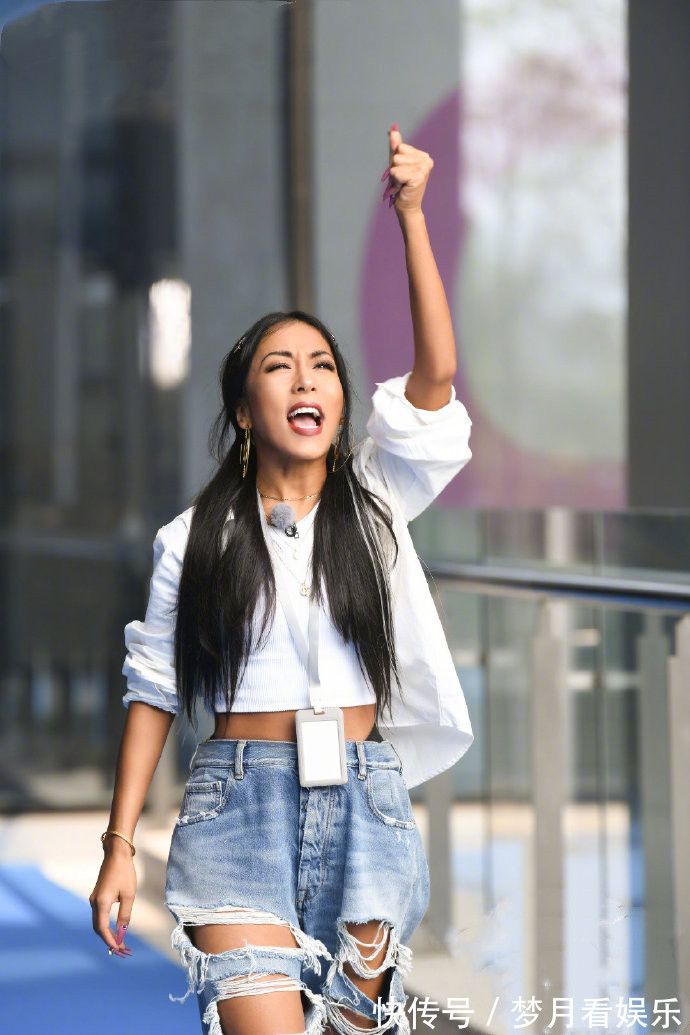 吉克雋逸|吉克雋逸做客新一季跑男,嫌團(tuán)服不夠秀身材,獨(dú)自穿露腰裝出鏡