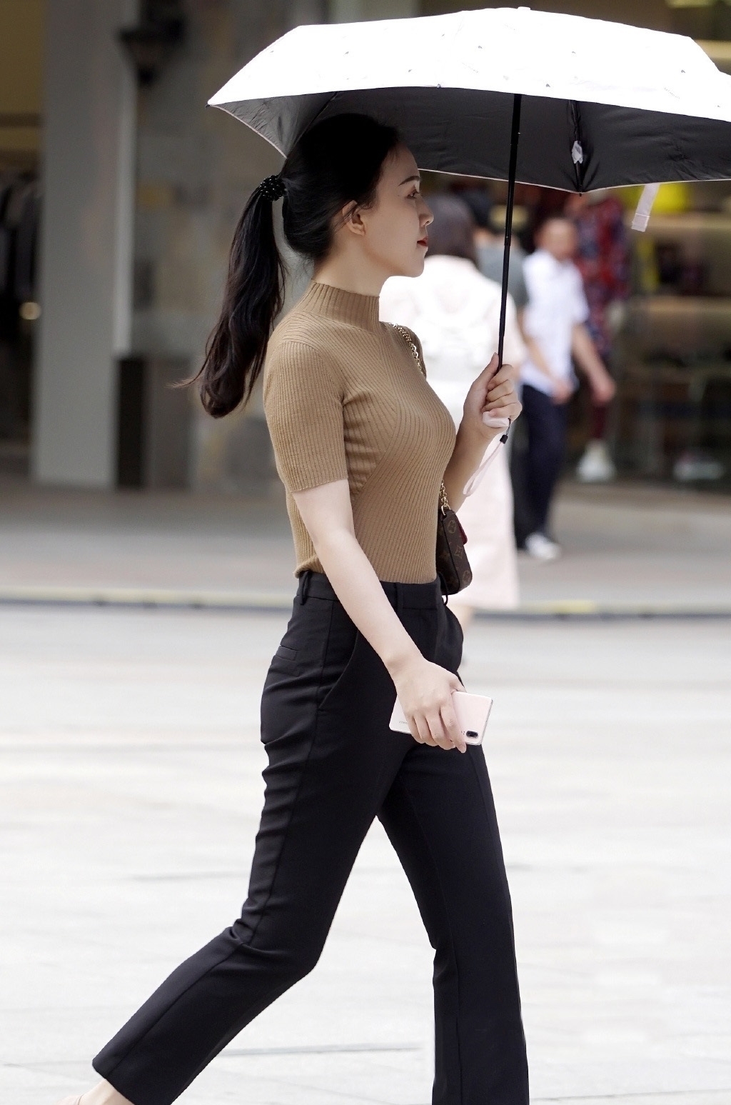 时尚女生就是会穿,休闲裤搭配针织T恤,干练大方又显气质