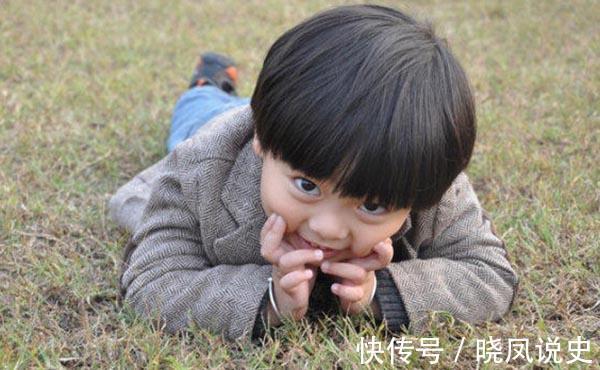 桌子|小孩中午在学校趴在桌子上睡觉,长期这样下去对身体有危害吗