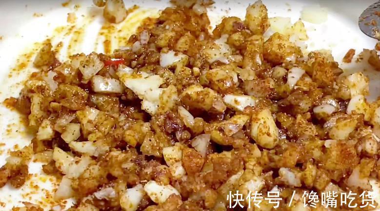 搅拌均匀|教你一个万能凉拌汁的做法，做出来跟饭店的一样香，拌啥菜都贼香