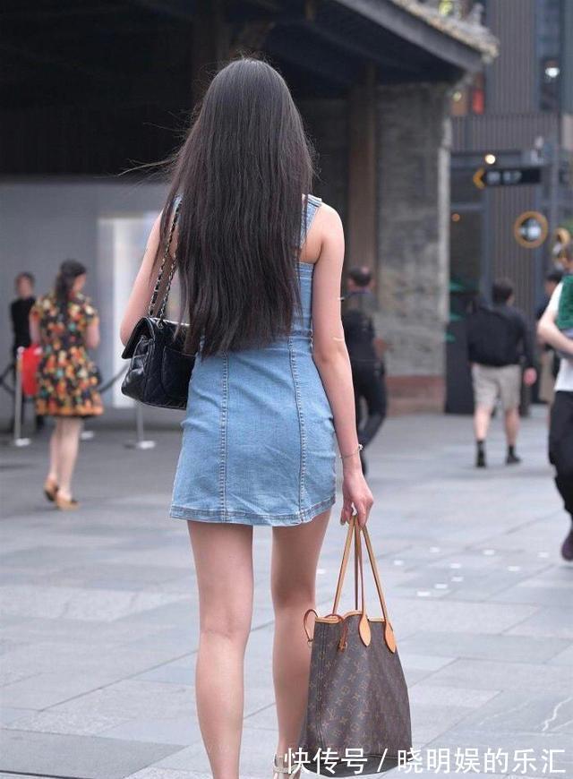 穿搭|青春靓丽的吊带牛仔裤，款式新颖穿搭舒适，显瘦又显高