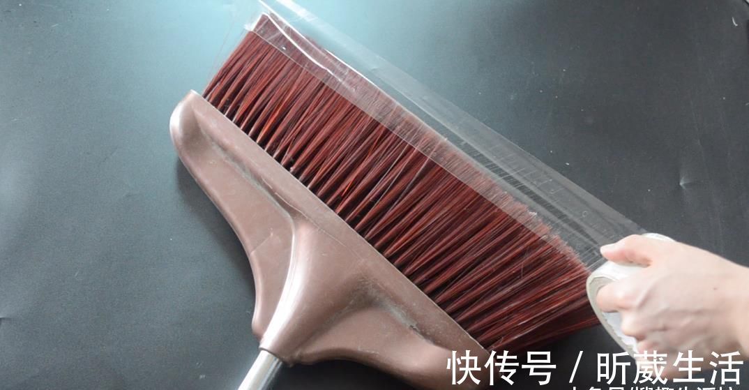 把胶带粘在扫把上, 放在家里有大用处, 解决了家家户户的一大难题