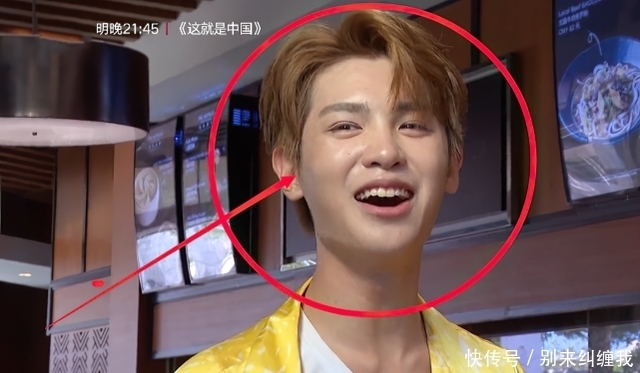 黄明昊|黄明昊游泳照流出，大家注意力都在他的素颜上，19岁皮肤过于真实