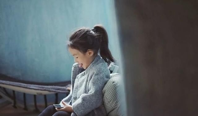 家长|经常玩手机的孩子,身上的这项能力,比不玩手机的孩子,要强太多