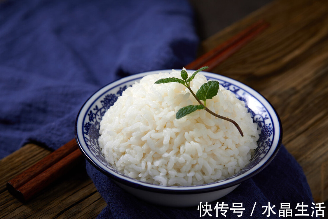 米饭|煮米饭,只加水是大错,教你2个技巧,米饭粒粒分明,又香又软