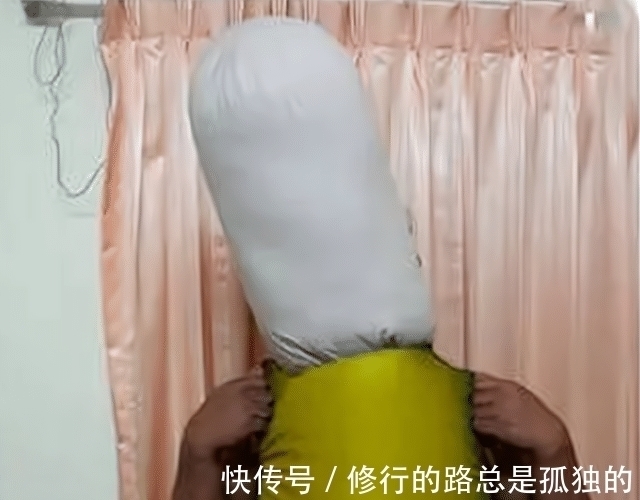 cos|泰国小哥脑洞大开COS香蕉,只需要一个枕头,网友看到成品:绝了