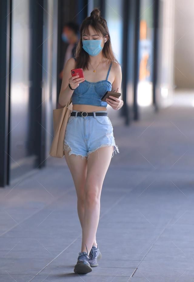 牛仔短背心配上牛仔短裤,小欧美风,国际范十足