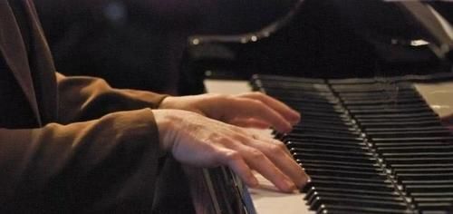 如何让双手达到“手模”标准掌握3种方法，让你的手指又细又长