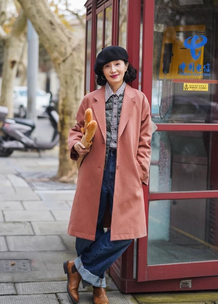 真正有品味的女人，穿大衣很少配打底裤，像三木妈妈这样搭，真美