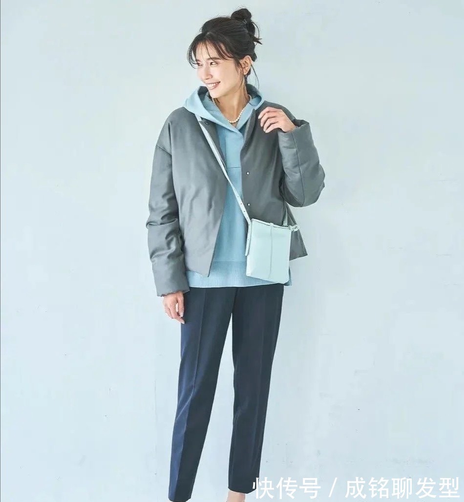 牛仔外套 女人过了四十岁远离经典款,学学这些舒适的穿搭,时尚减龄又高级