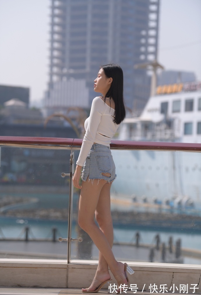 好身材 巧妙展现好身材,初秋显瘦牛仔短裤,让造型清新美丽