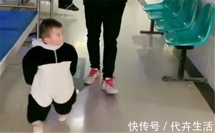霸气|霸气萌娃在医院输液火了,背着手“视察工作”,领导范十足