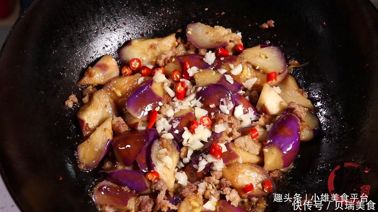 家常菜|烧茄子直接下锅炒是“大忌”难怪茄子费油!多一步,少油好吃
