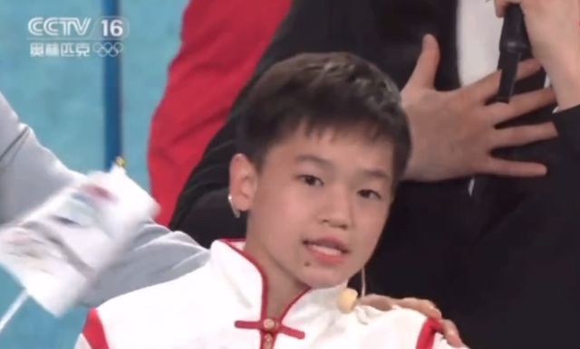 排面！全红婵首次登台唱歌，央视给5秒特写镜头，明星都没这待遇