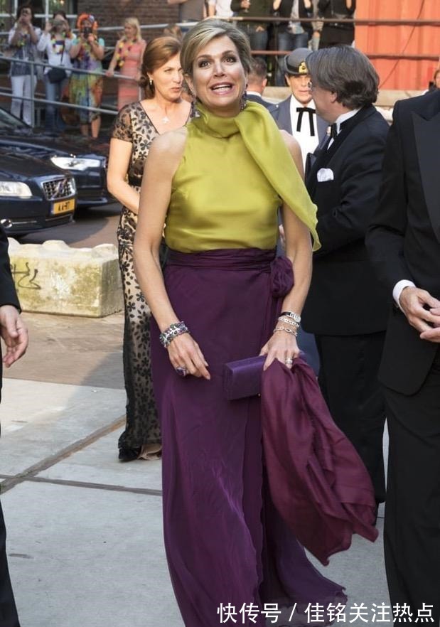 黄色 50岁荷兰王后穿搭用色超大胆,穿遍彩虹色,连英女王也望尘莫及!