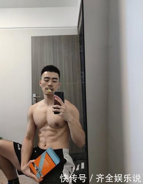 满身|空少小哥健身日常,胸毛腹毛连成线,满身精肌太可了!